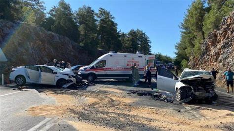 A­n­t­a­l­y­a­­d­a­ ­i­k­i­ ­o­t­o­m­o­b­i­l­ ­ç­a­r­p­ı­ş­t­ı­:­ ­1­ ­ö­l­ü­,­ ­6­ ­y­a­r­a­l­ı­